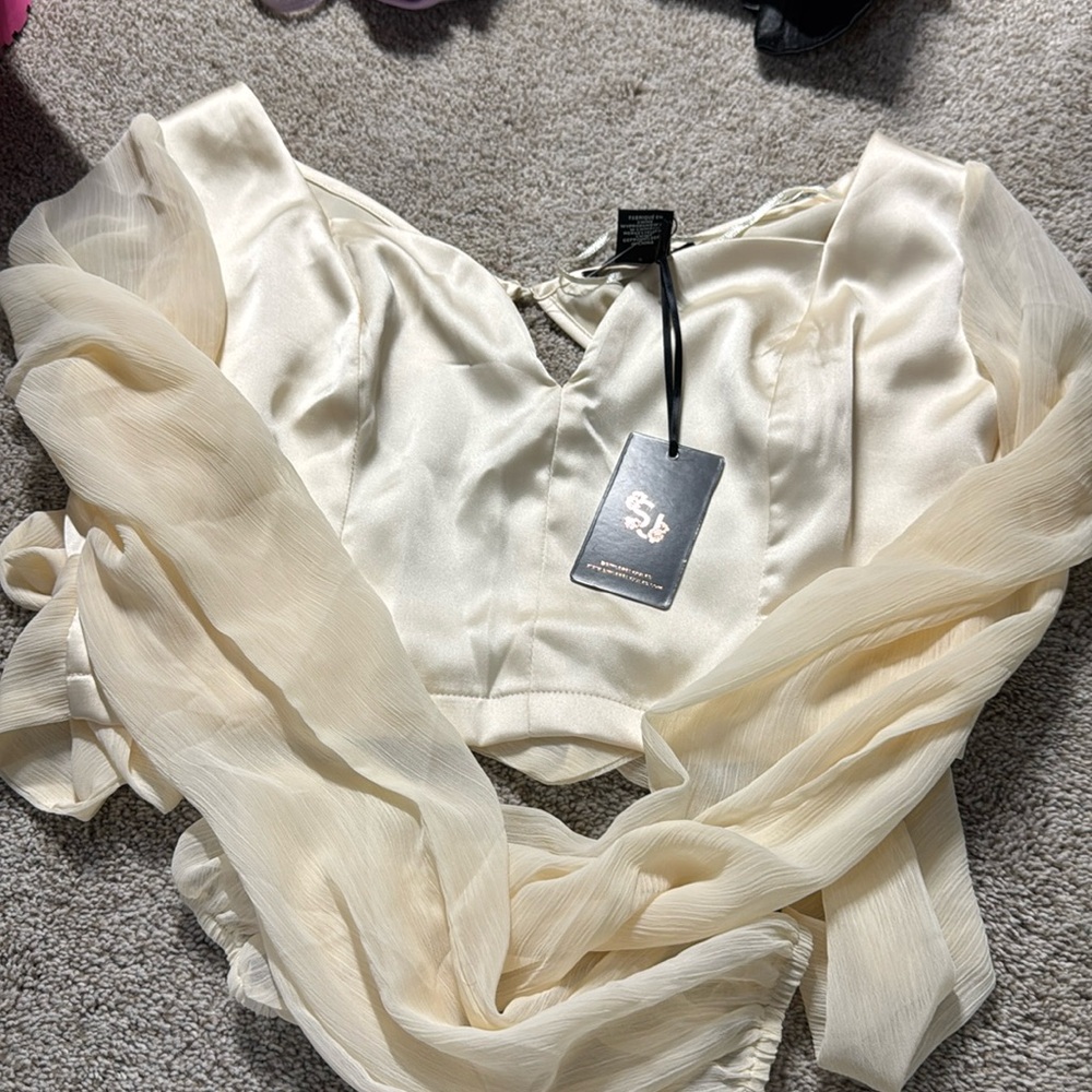 Super cute silk top perfect for this upcoming holiday